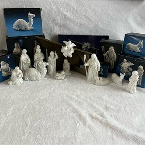 Porcelain nativity set, Avon 1985 full set, 12 pieces